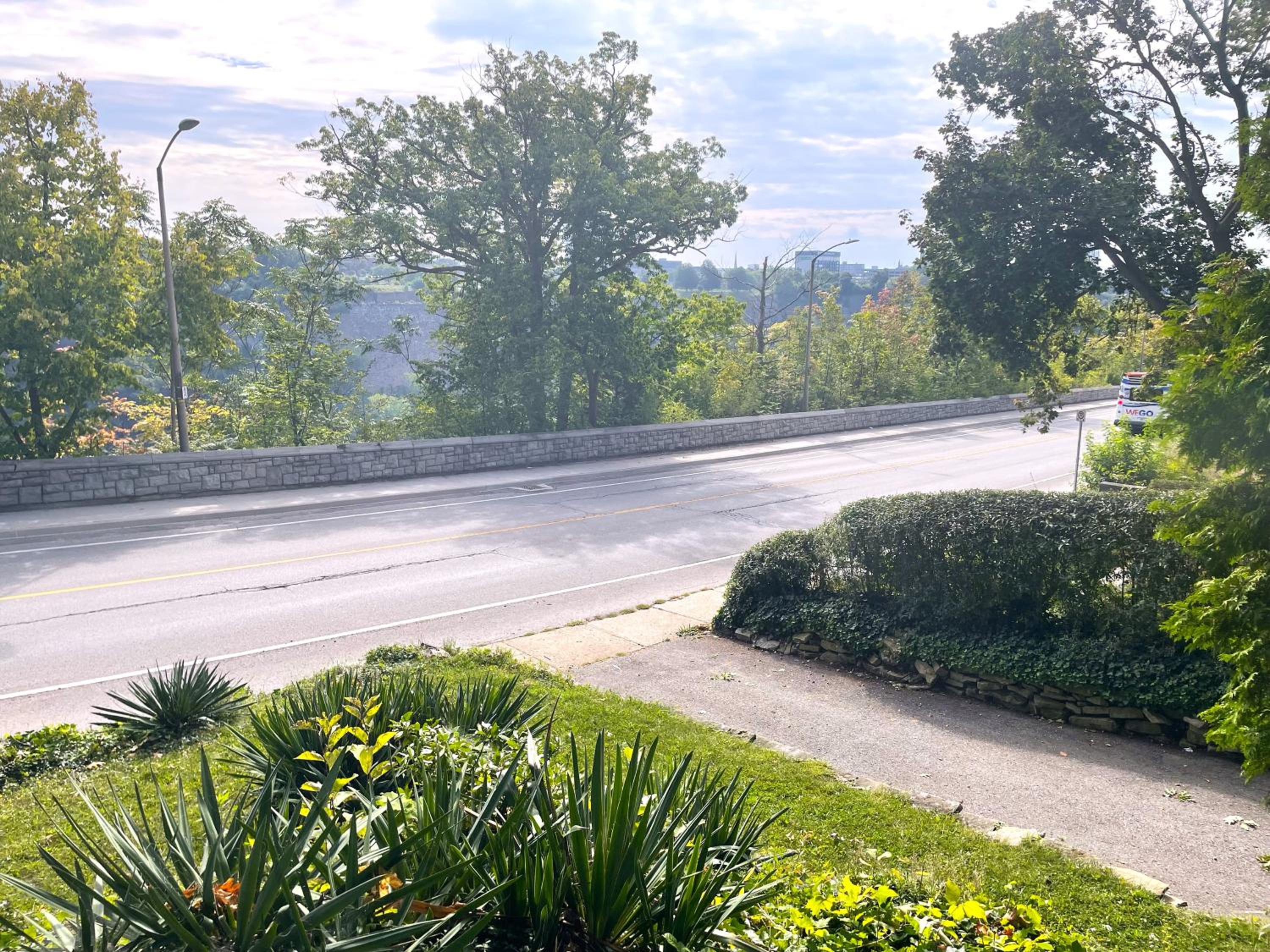 Niagara Riverview Closest to Falls, Free Breakfast Delivered Daily