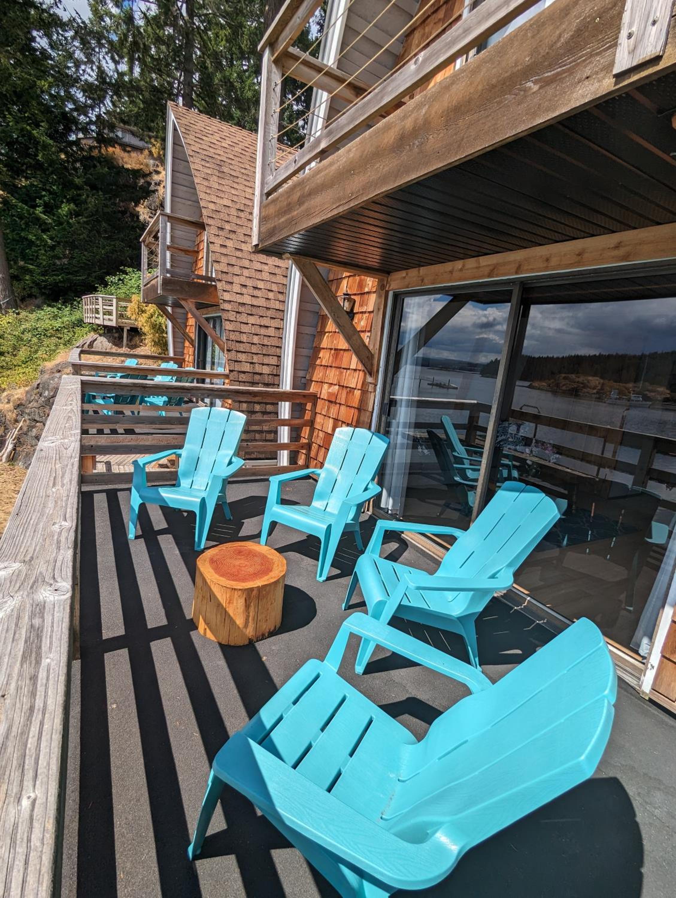 Jade Resort-Oceanfront Suites in Gowlland Harbour
