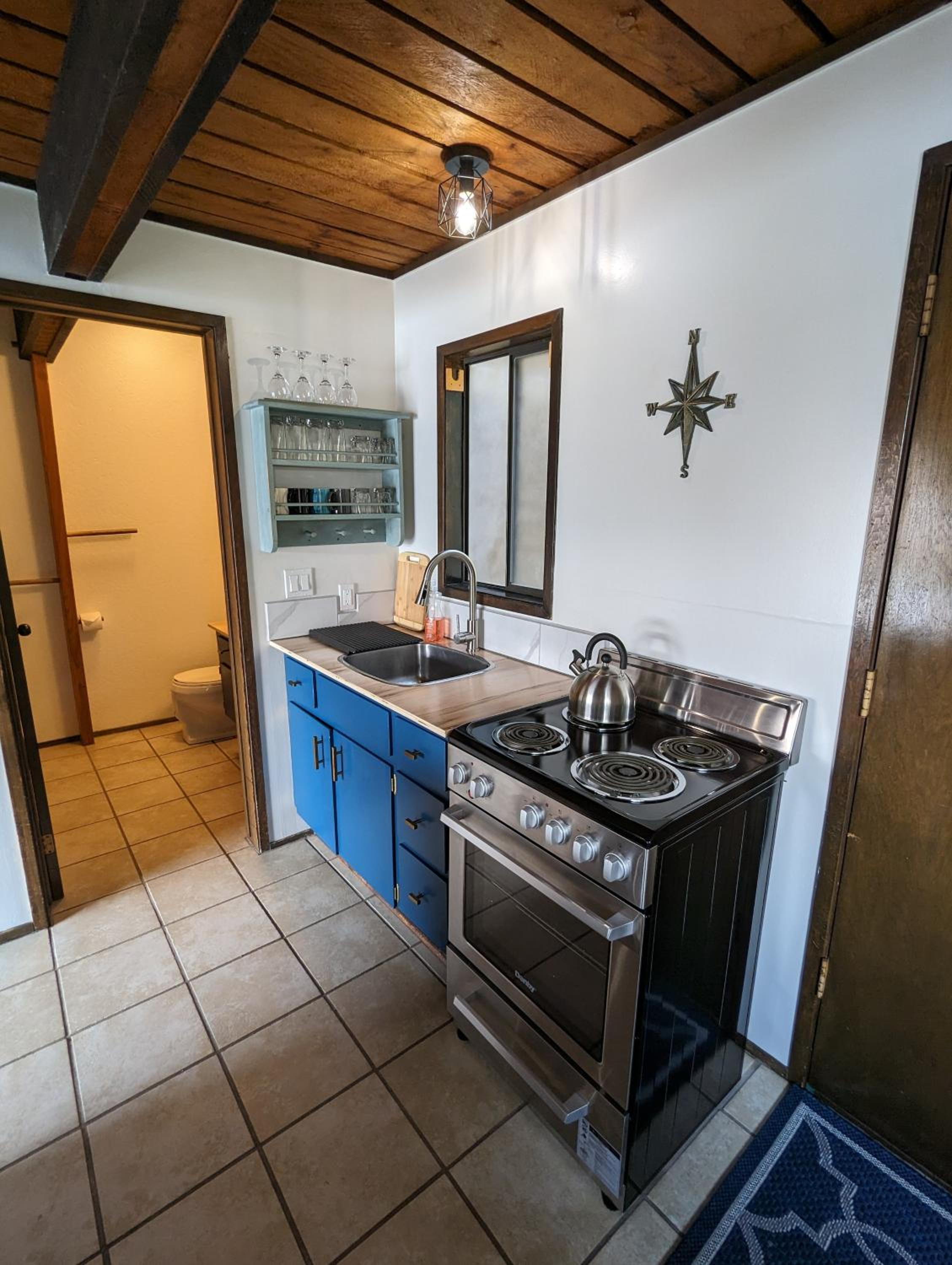 Jade Resort-Oceanfront Suites in Gowlland Harbour