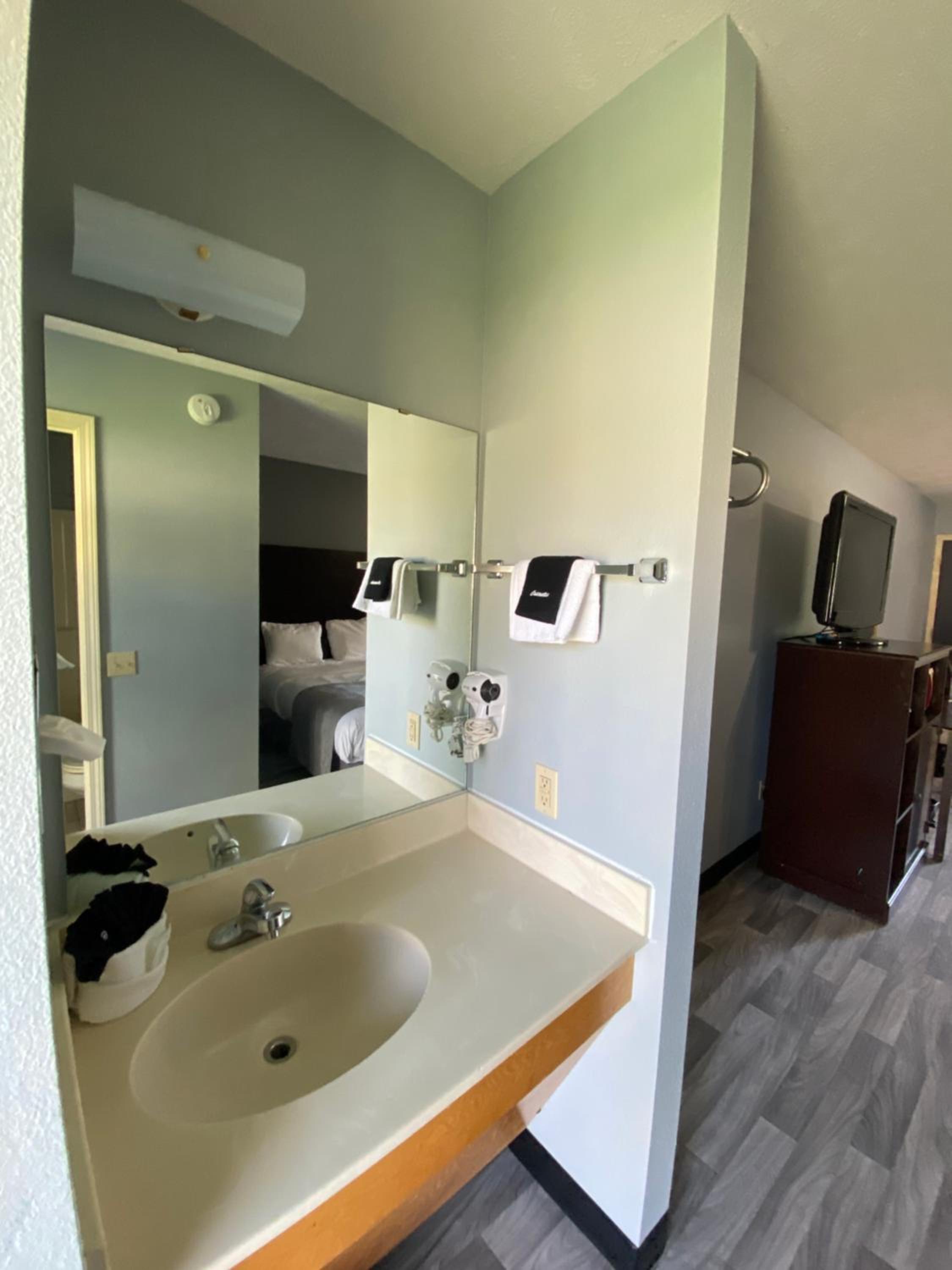 Aya's Blossoms Inn - Property Image 11