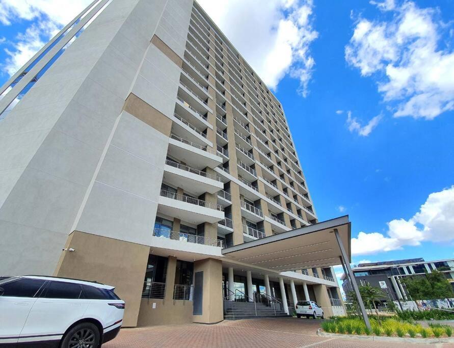 2-bed 2-bath Apartment in Menlyn Maine view 4