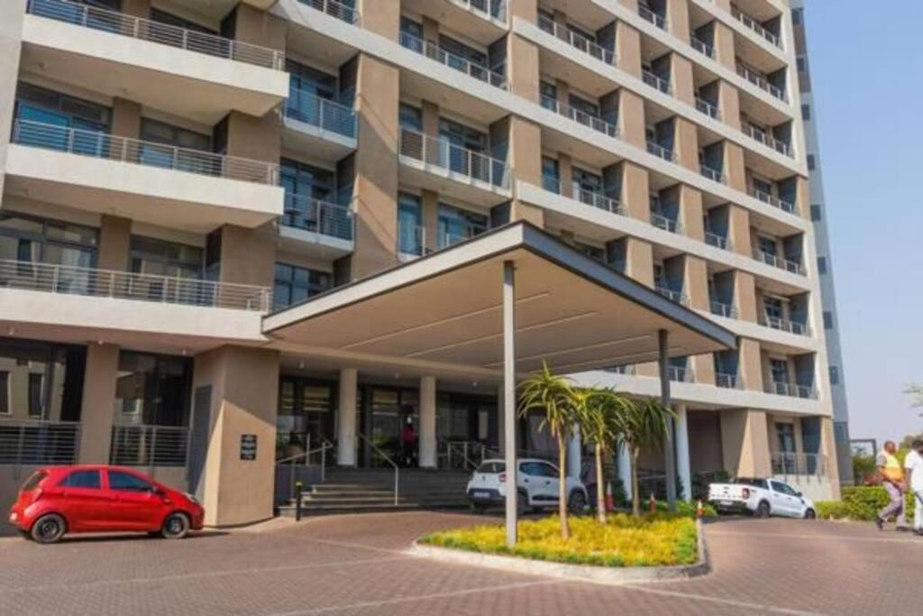 2-bed 2-bath Apartment in Menlyn Maine view 5
