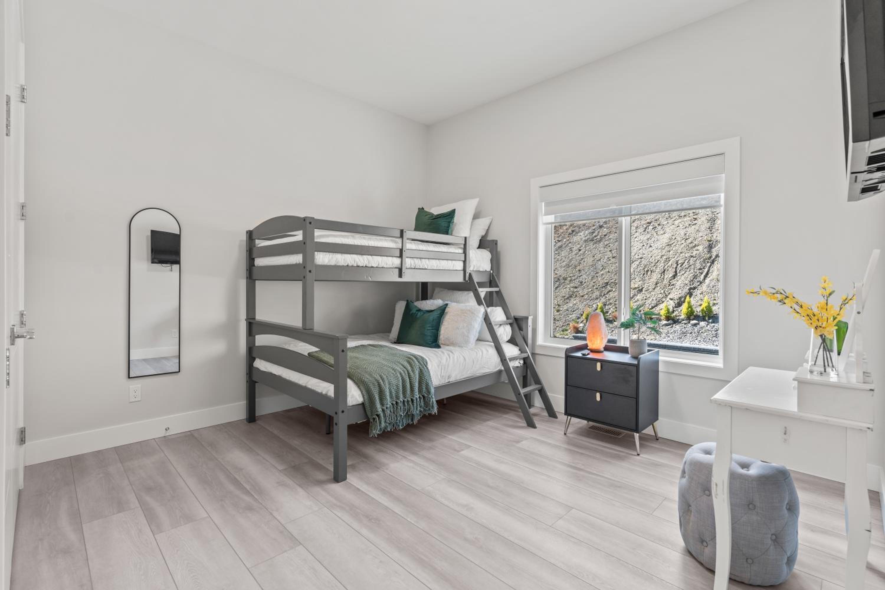 Above It All - Upper Suite, Close to Ski Resort