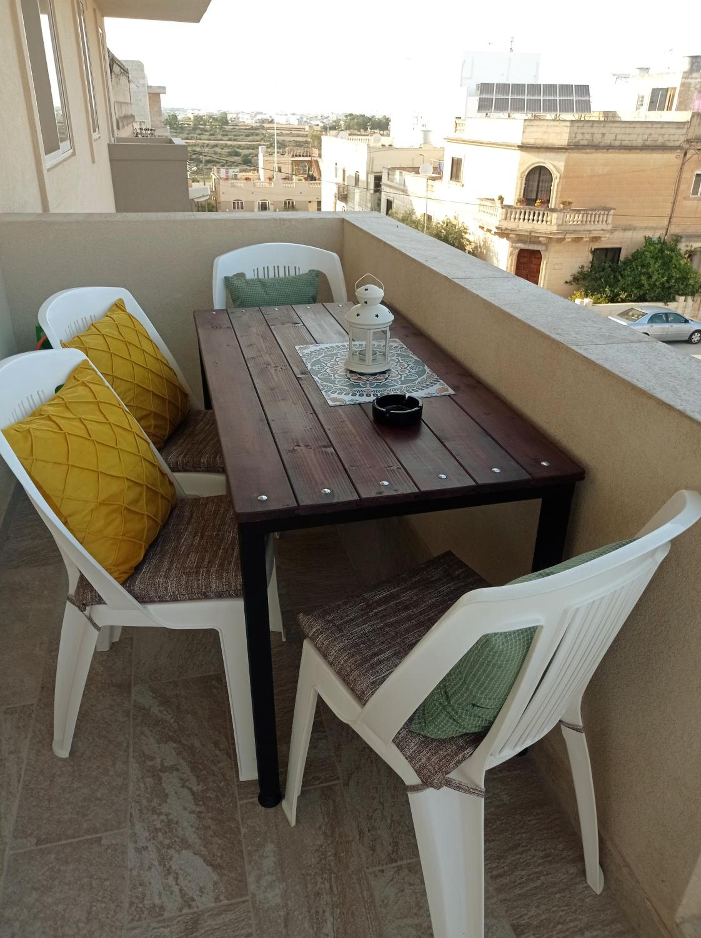 Joseph 2, Charming Retreat with park views and close to the airport view 5