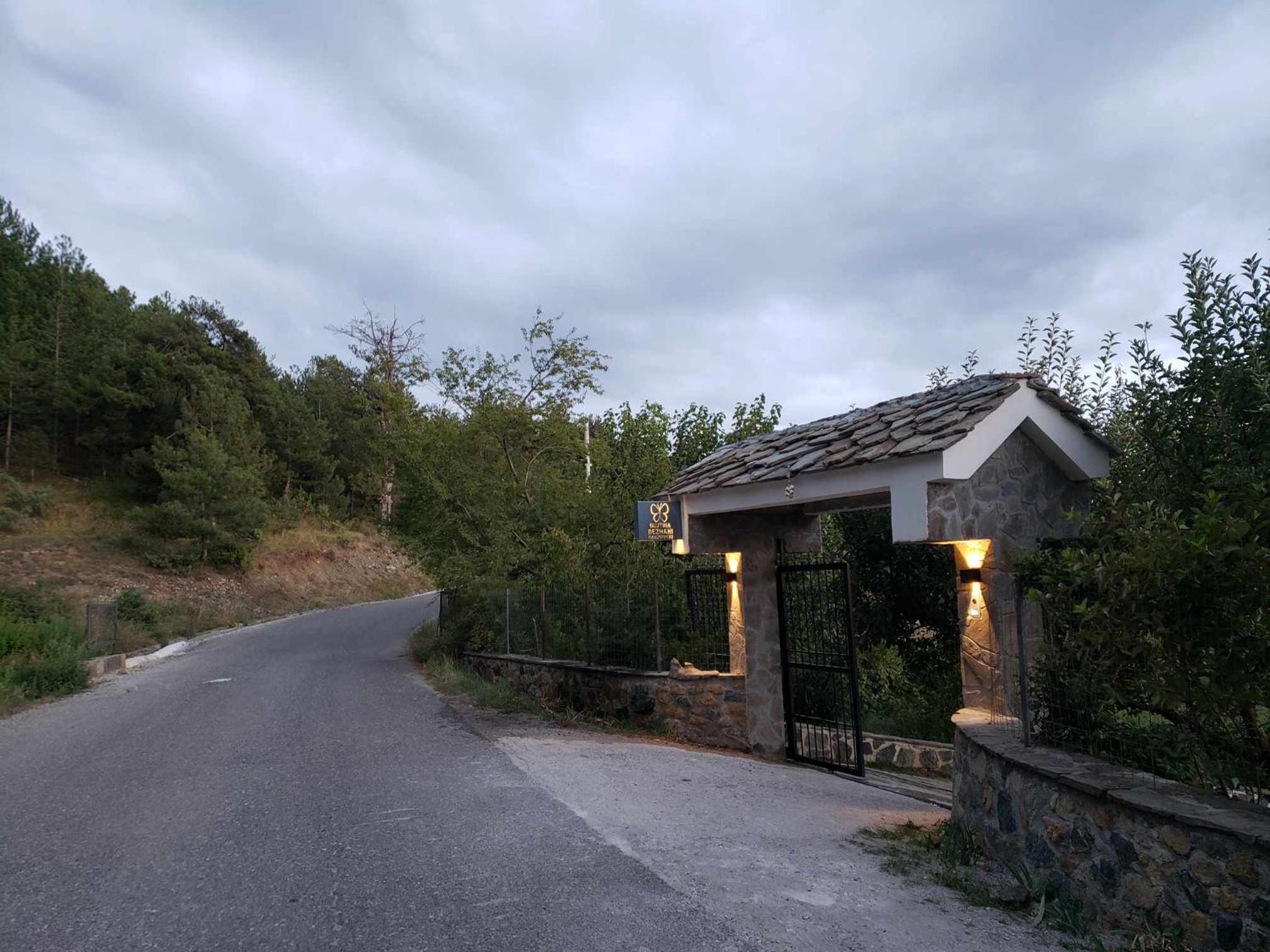 Hotel Bujtina Bezhani Gjinar - Image 1