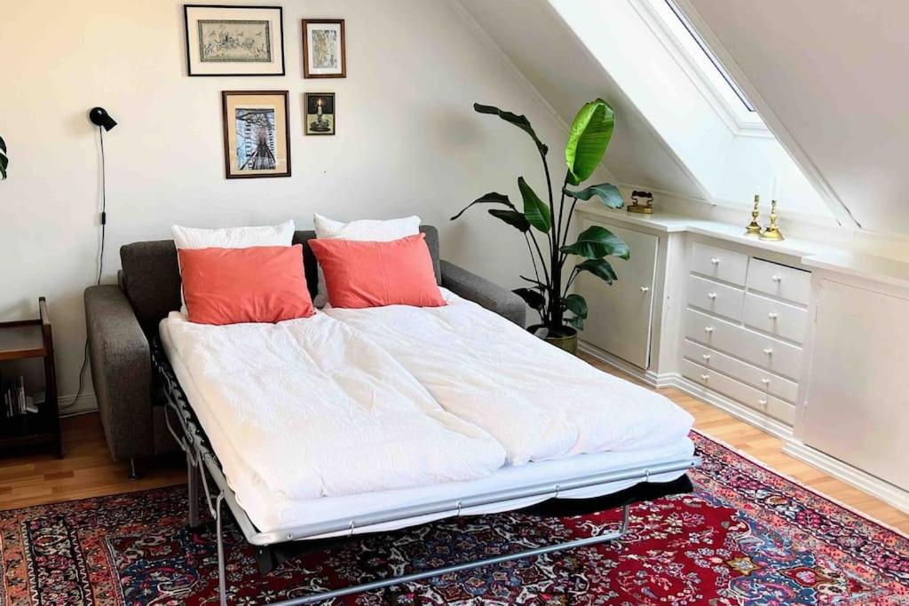 Central 2BR with balconies and art in historical university area