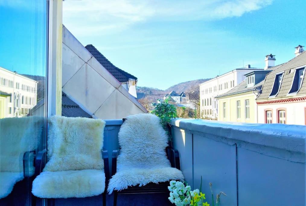 Central 2BR with balconies and art in historical university area