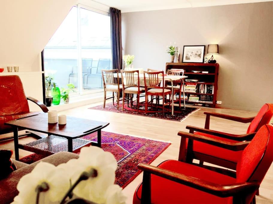Central 2BR with balconies and art in historical university area