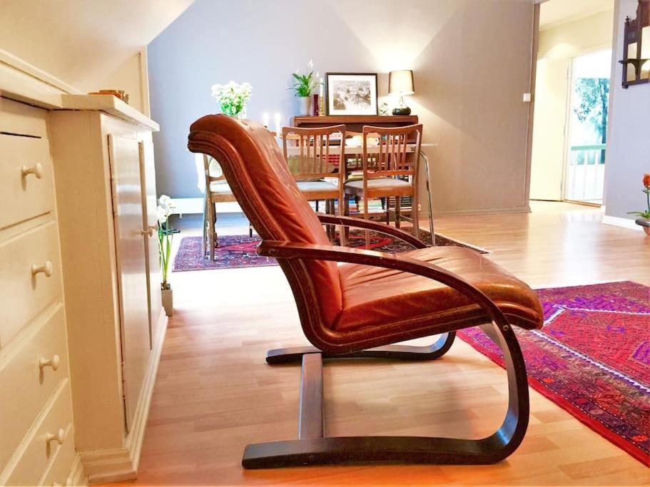 Central 2BR with balconies and art in historical university area