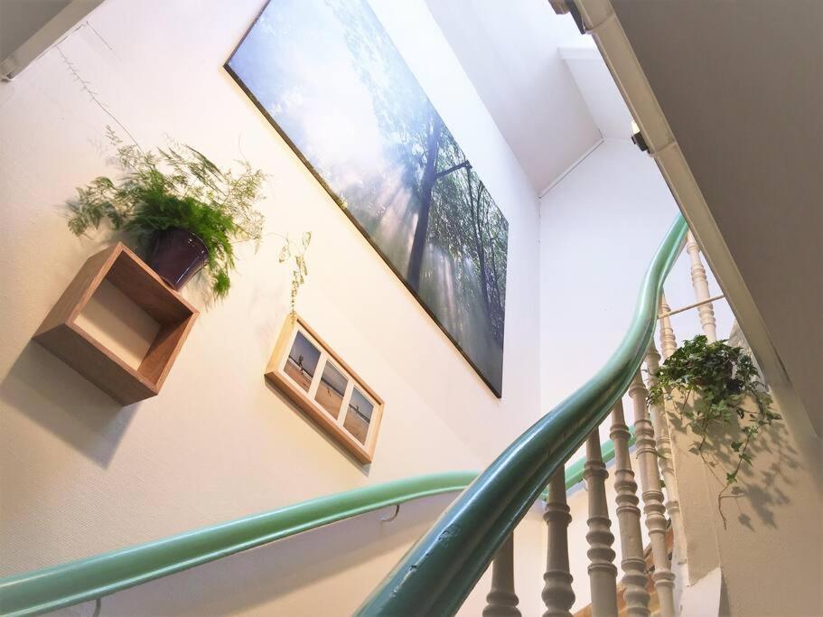 Central 2BR with balconies and art in historical university area