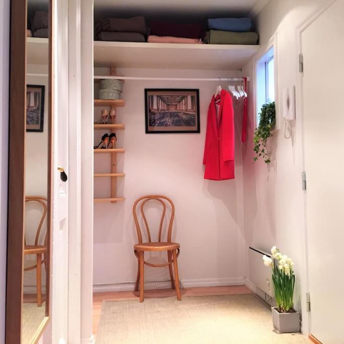 Central 2BR with balconies and art in historical university area