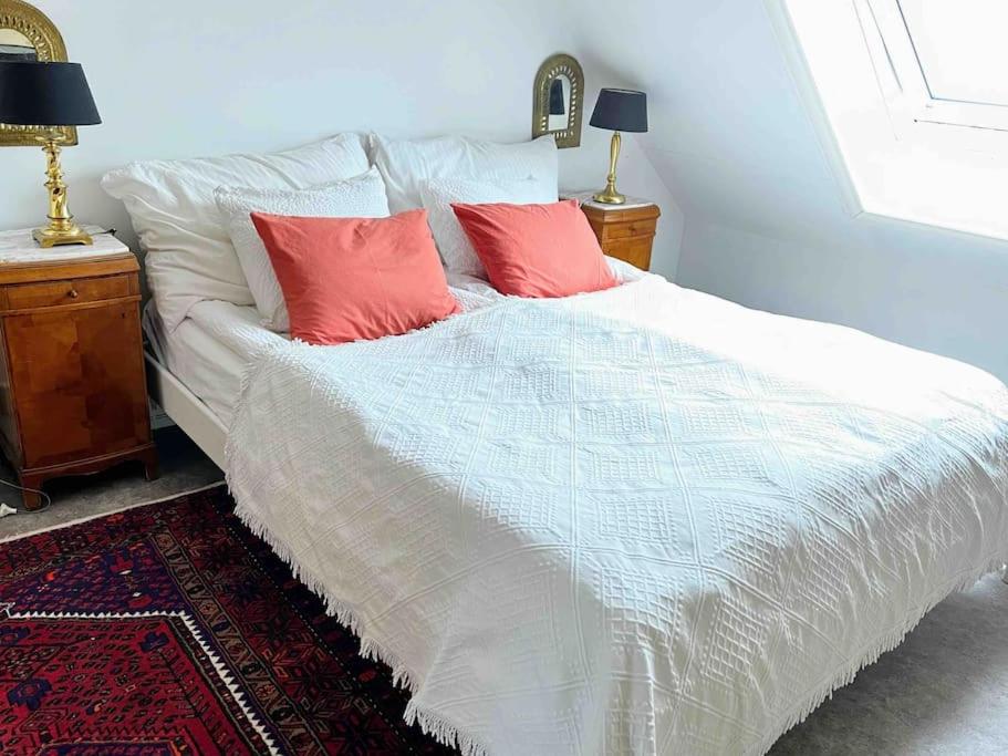 Central 2BR with balconies and art in historical university area