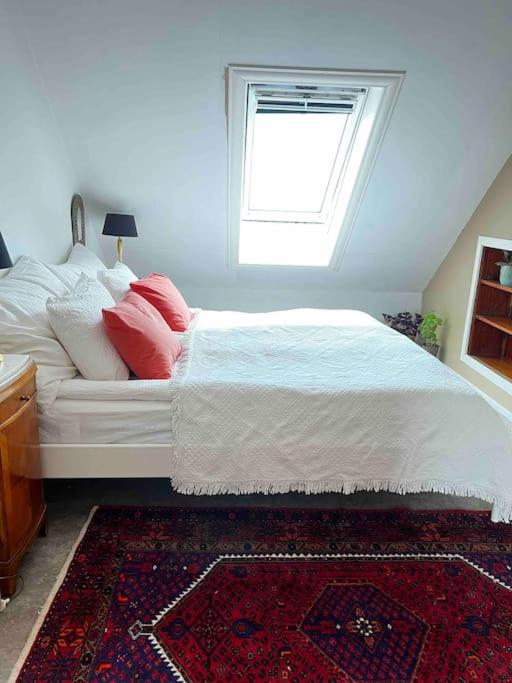 Central 2BR with balconies and art in historical university area