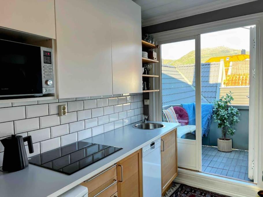 Central 2BR with balconies and art in historical university area