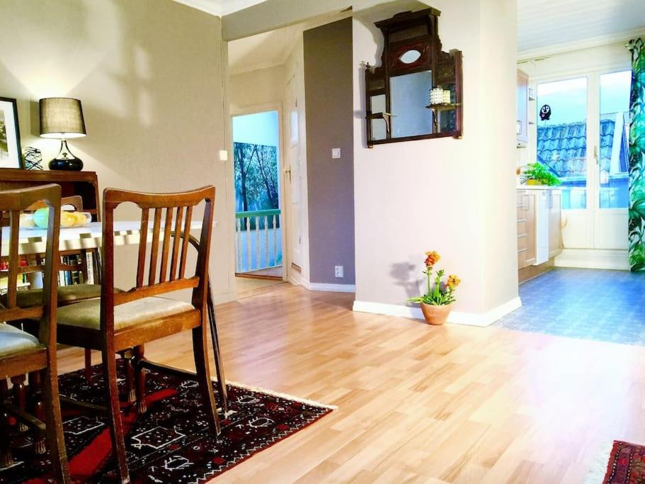 Central 2BR with balconies and art in historical university area
