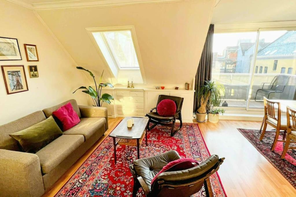 Central 2BR with balconies and art in historical university area