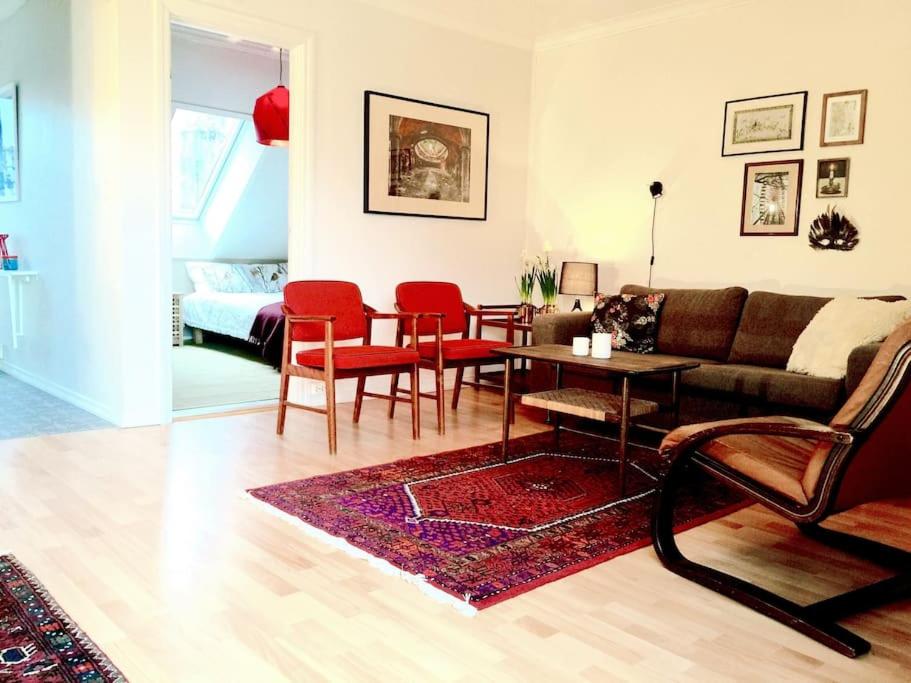 Central 2BR with balconies and art in historical university area