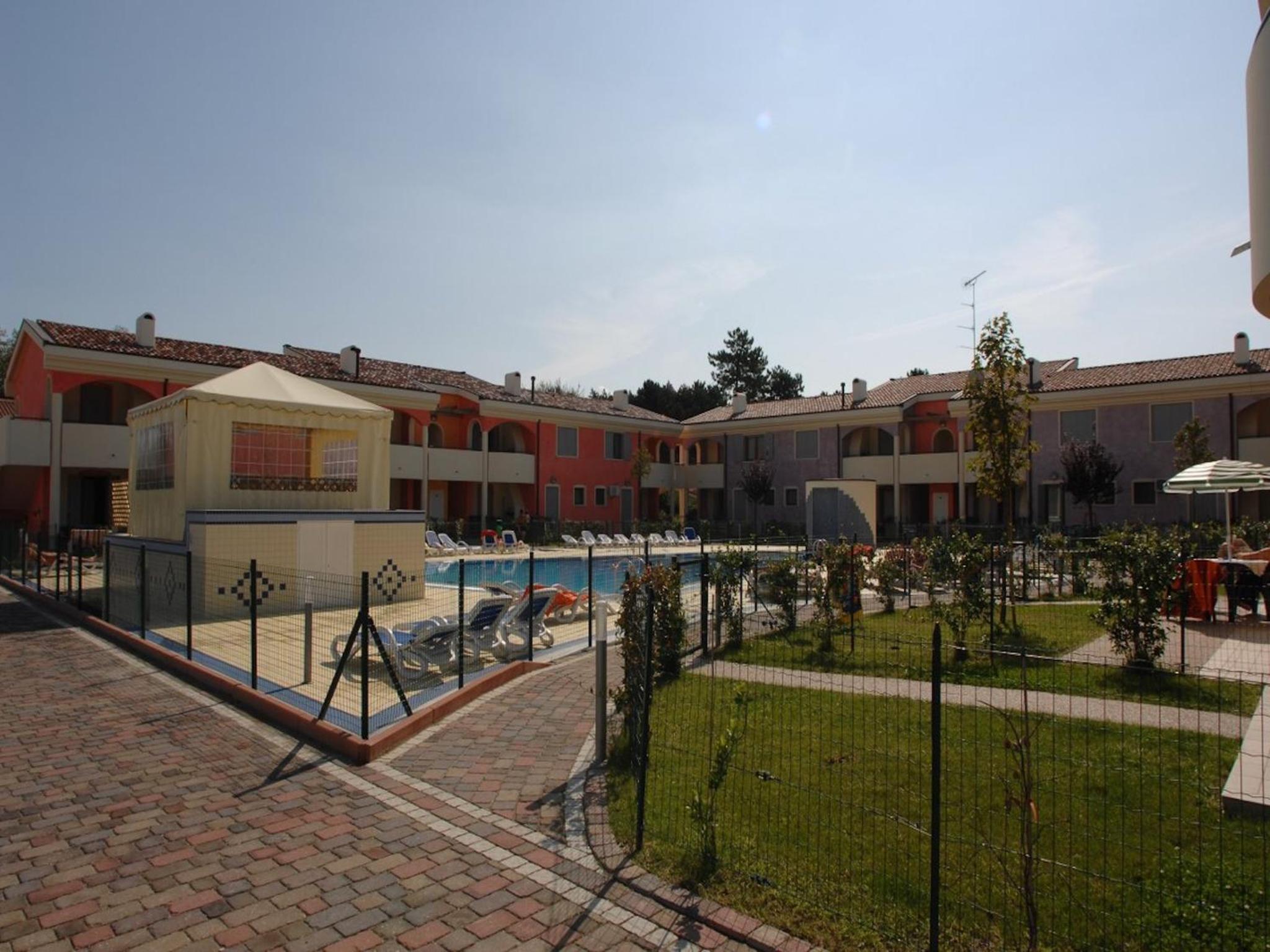 Colourful flat with a fenced garden view 2