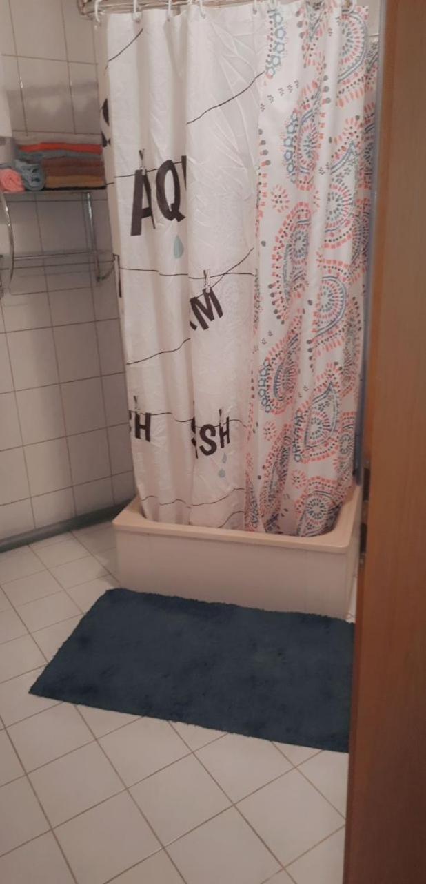 Halle, TOP -PREISE, große 79 qm SD FeWo, EG, wahlweise mit 1- 3 DZ, inklusiv TV Lounge, Küche, Bad WC Einfach und gut, Langzeitmieter VB Preise
