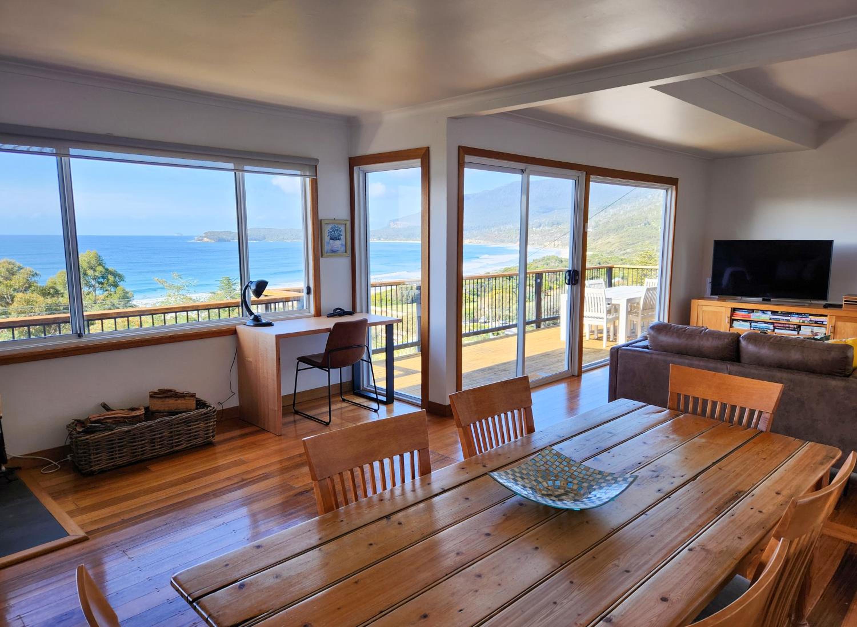 Elevated 3BR, ocean views, pool table, Pirates Bay