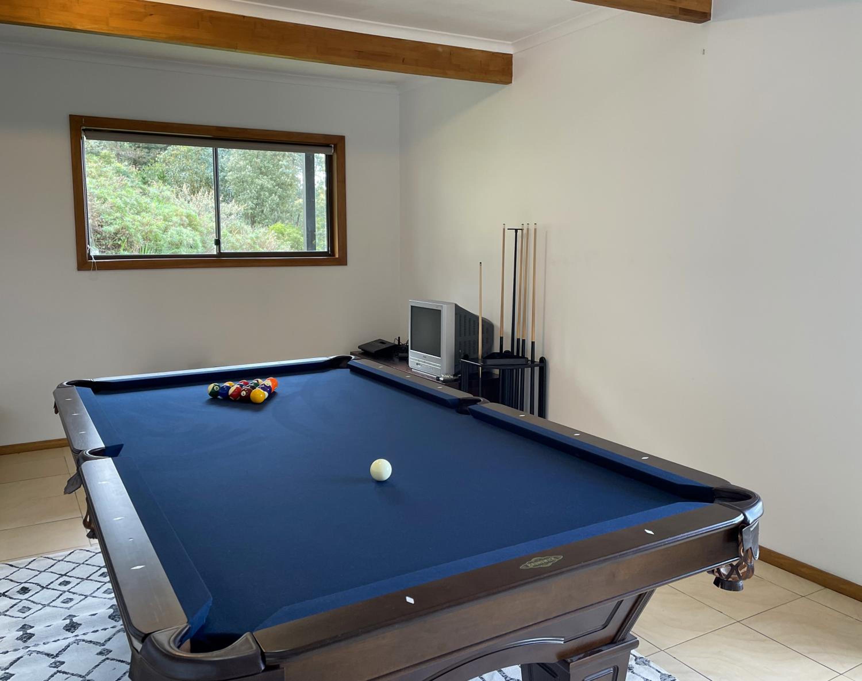 Elevated 3BR, ocean views, pool table, Pirates Bay