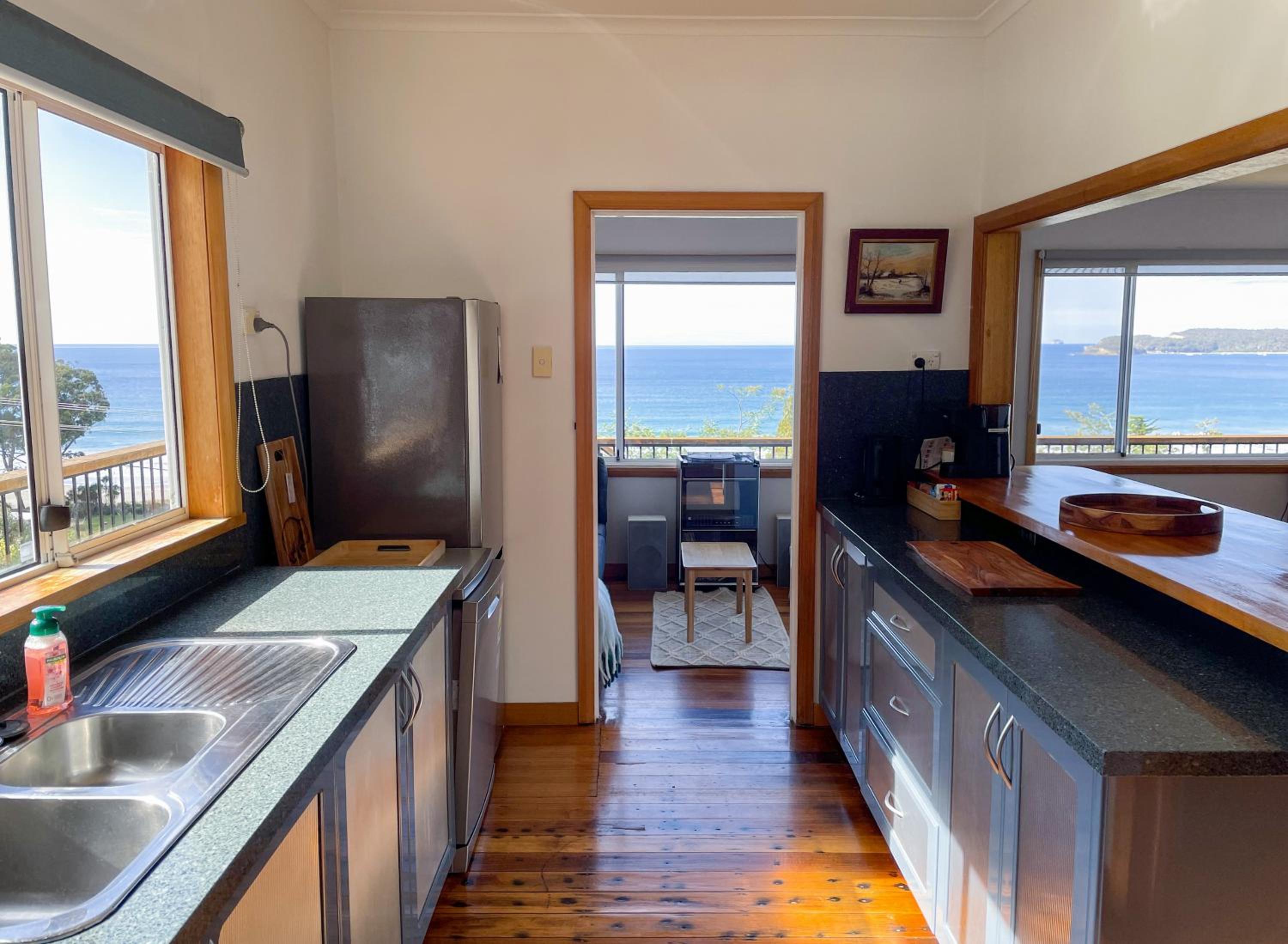 Elevated 3BR, ocean views, pool table, Pirates Bay