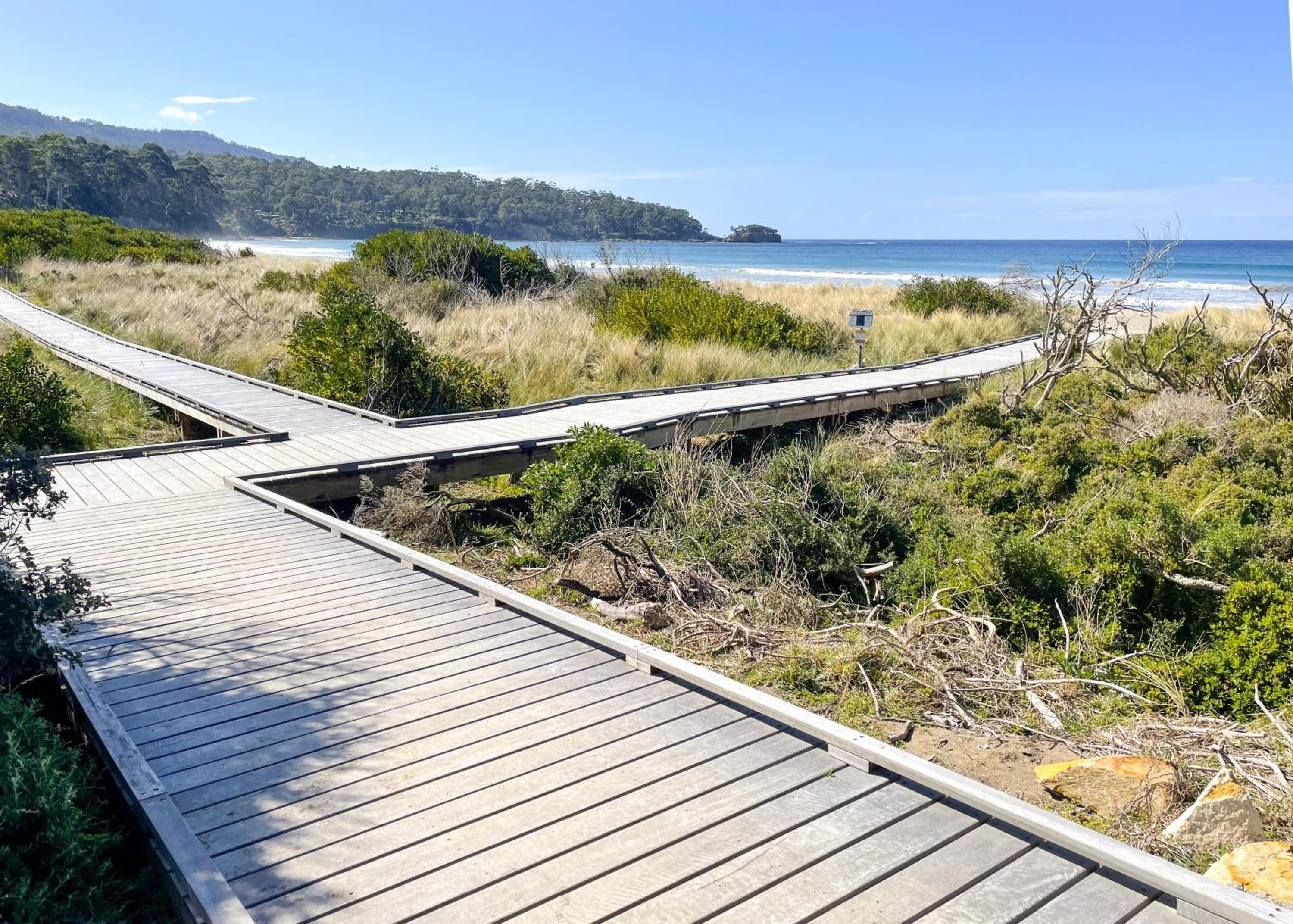 Elevated 3BR, ocean views, pool table, Pirates Bay