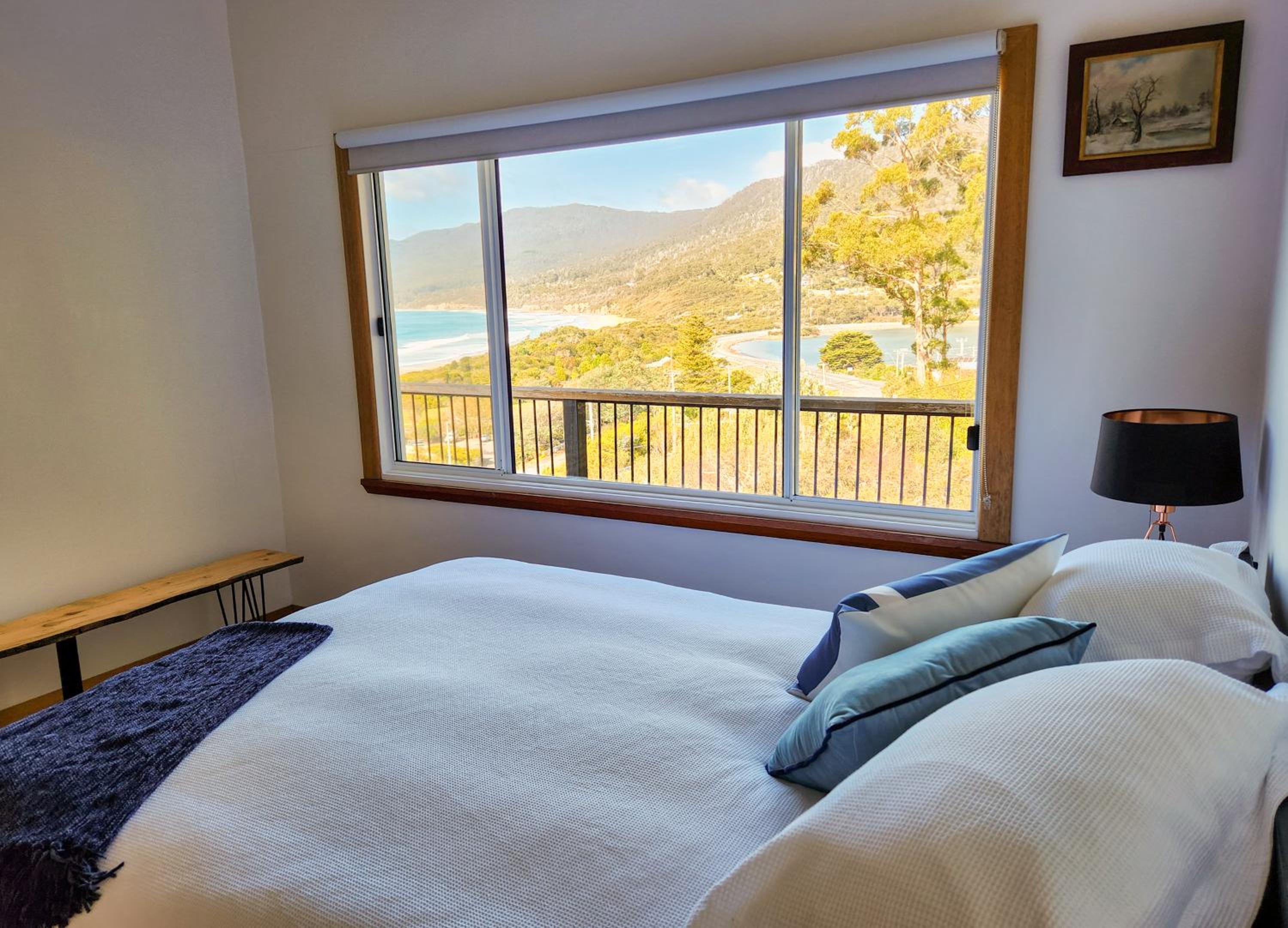 Elevated 3BR, ocean views, pool table, Pirates Bay