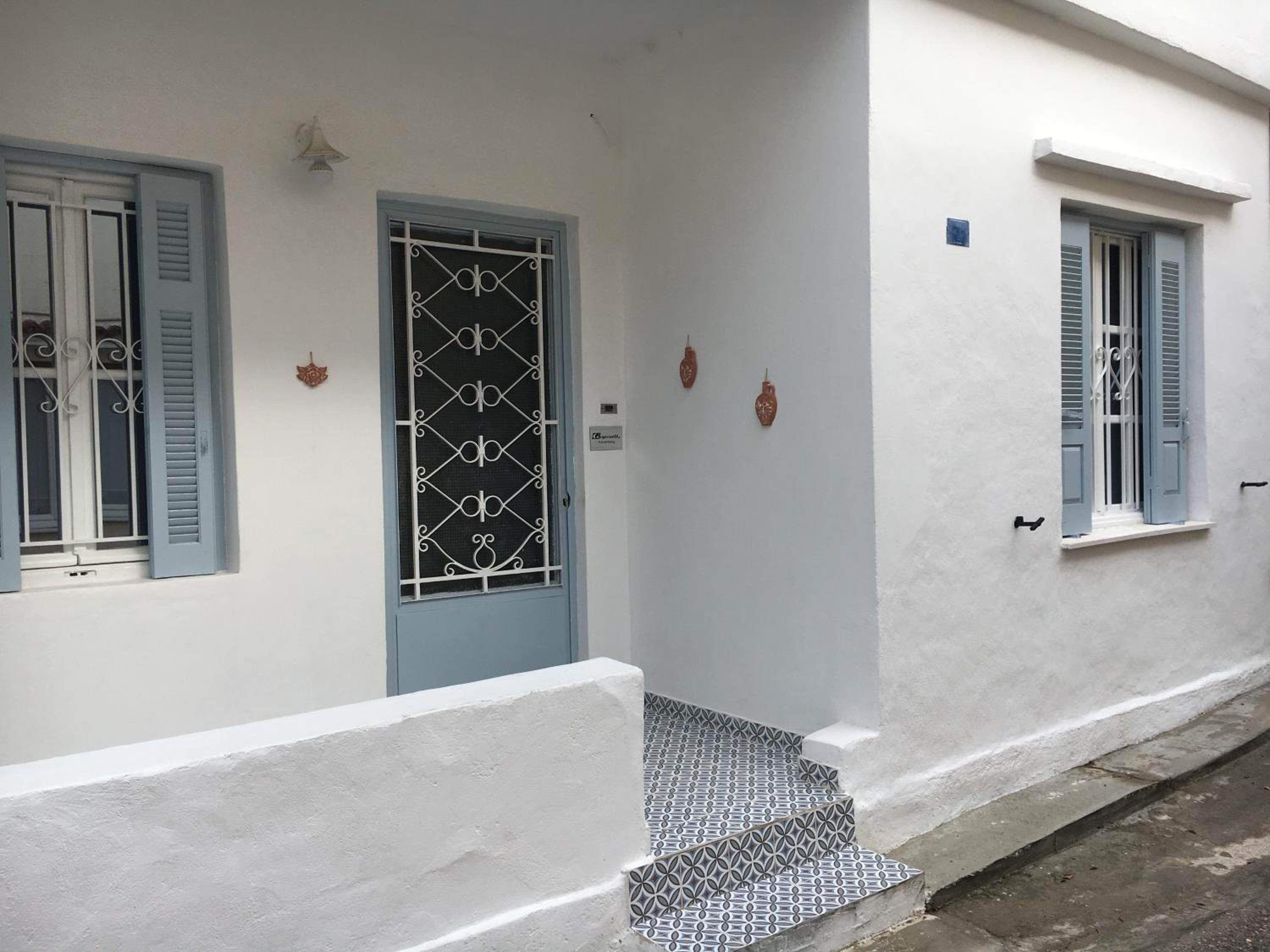 Cozy house with backyard at Iraklio Attikis