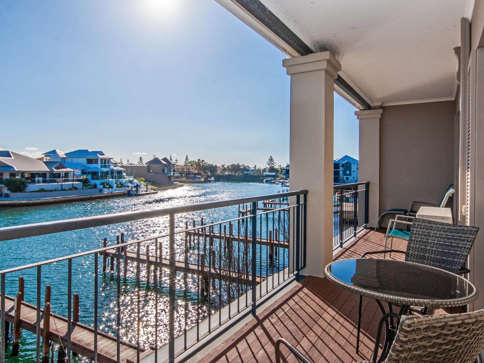 Waters Edge Apartment with Jetty