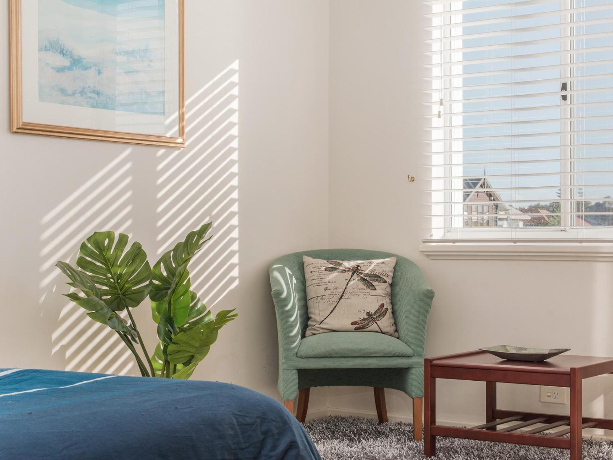 Waters Edge Apartment with Jetty