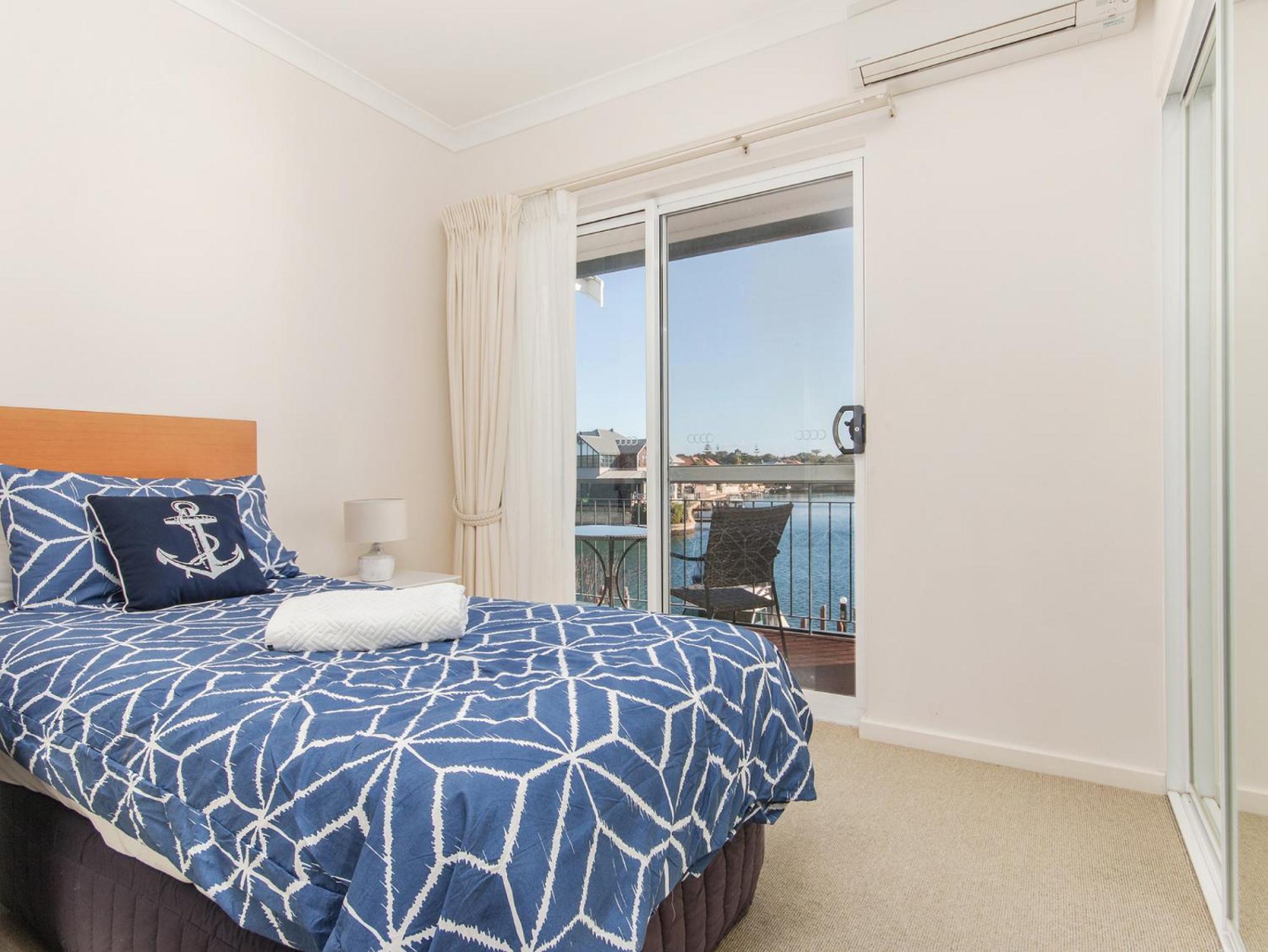 Waters Edge Apartment with Jetty