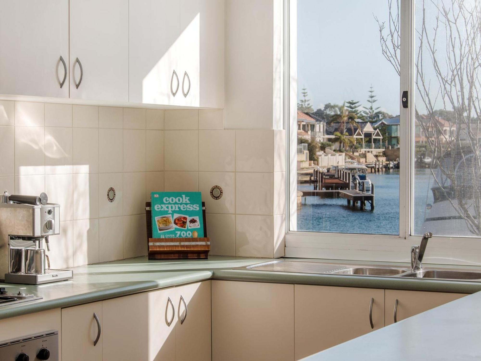 Waters Edge Apartment with Jetty