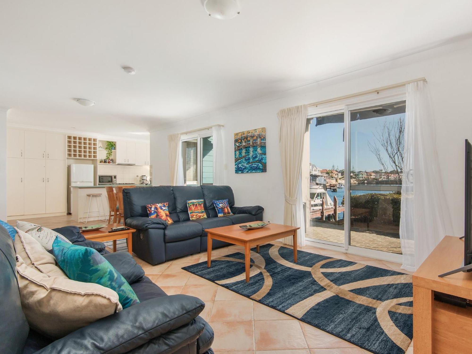 Waters Edge Apartment with Jetty