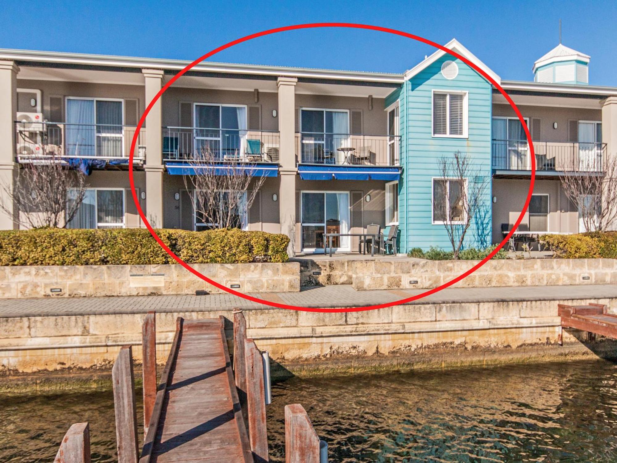 Waters Edge Apartment with Jetty