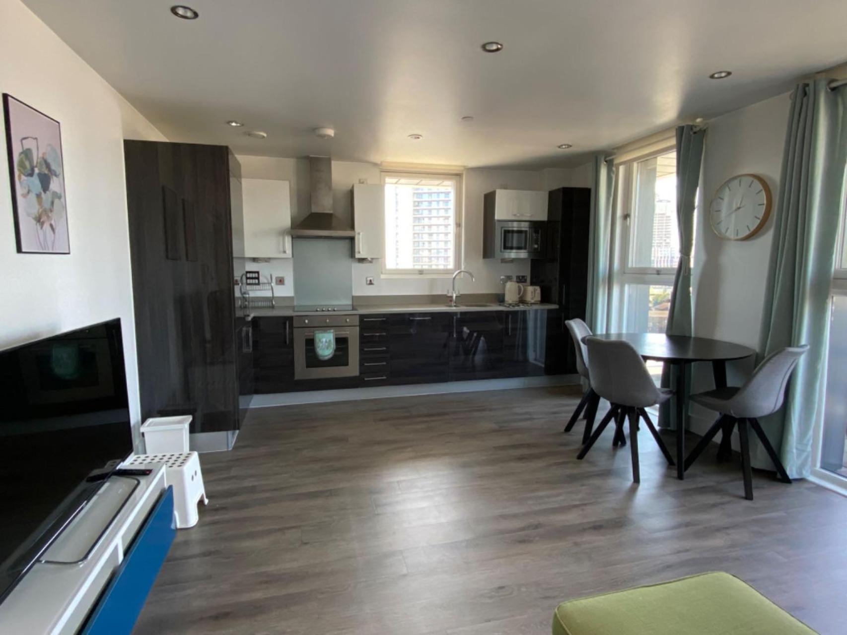 Morden 2bed2bath London Zone2 City/River View Home