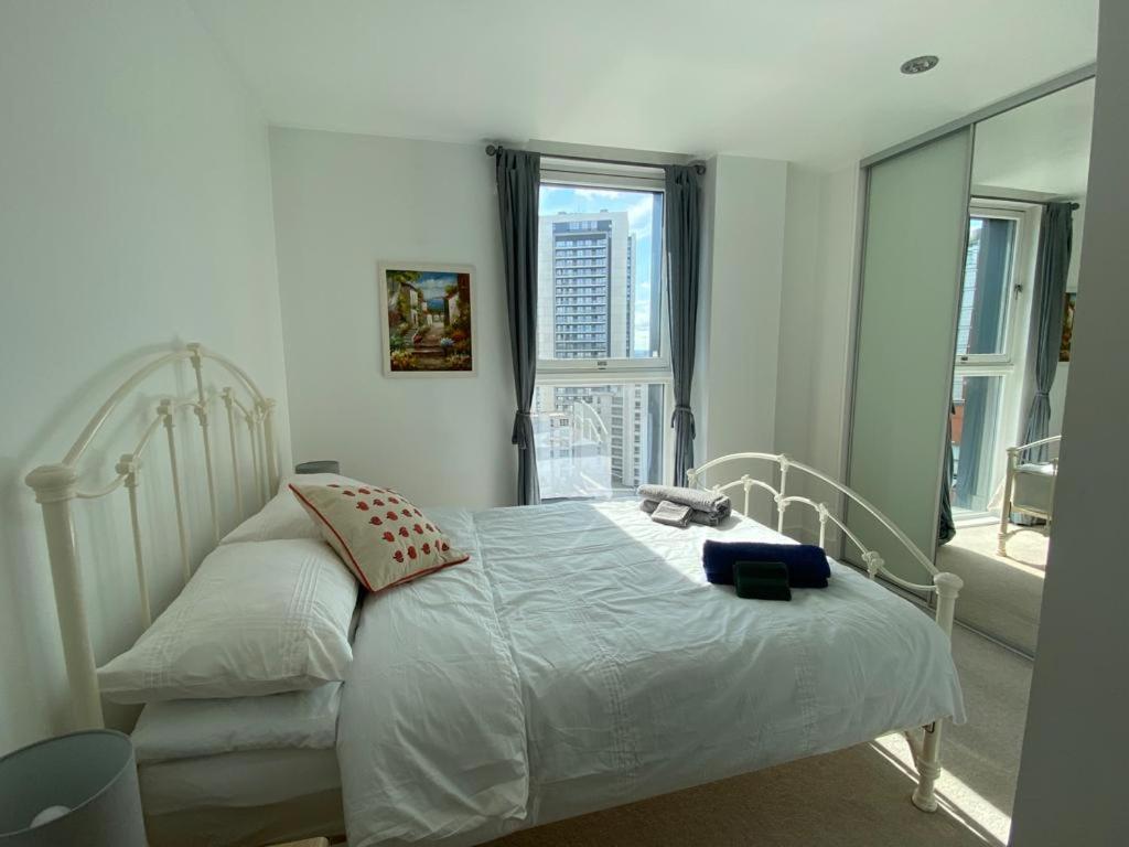 Morden 2bed2bath London Zone2 City/River View Home