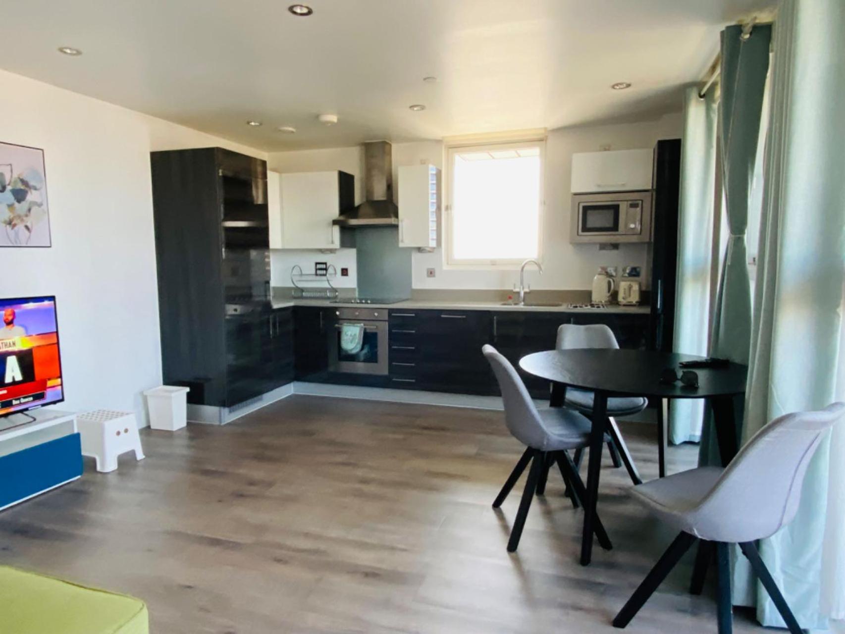 Morden 2bed2bath London Zone2 City/River View Home