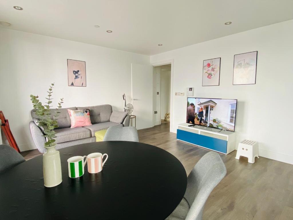Morden 2bed2bath London Zone2 City/River View Home