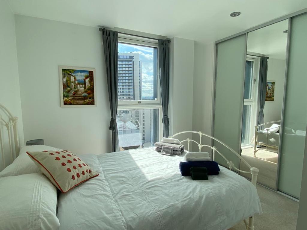 Morden 2bed2bath London Zone2 City/River View Home