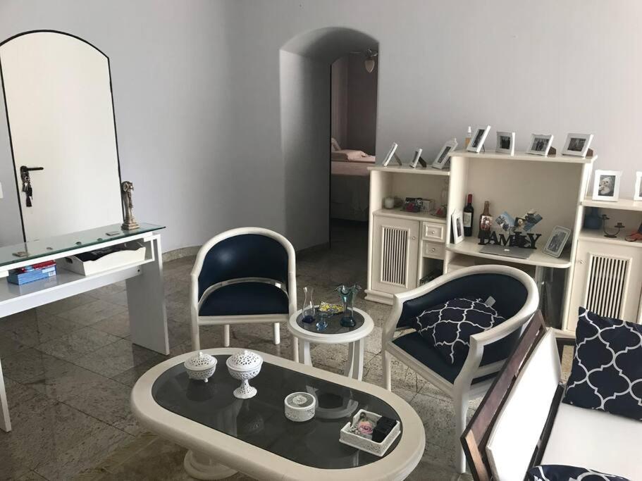 Amplo apartamento, moderno, ventilado, impecável.