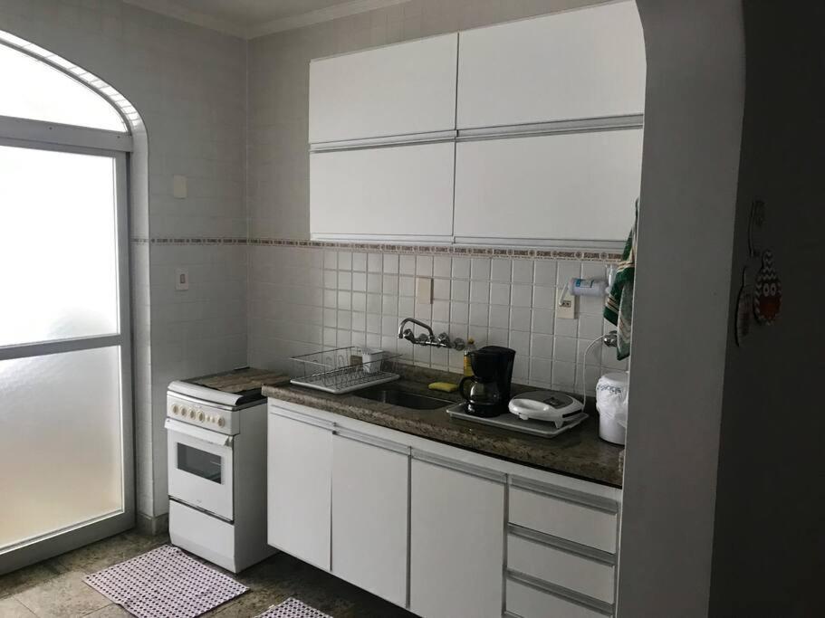 Amplo apartamento, moderno, ventilado, impecável.