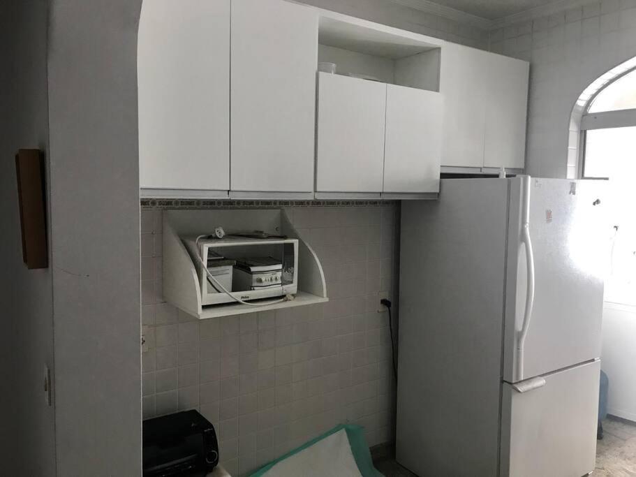 Amplo apartamento, moderno, ventilado, impecável.