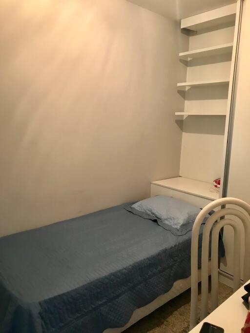 Amplo apartamento, moderno, ventilado, impecável.