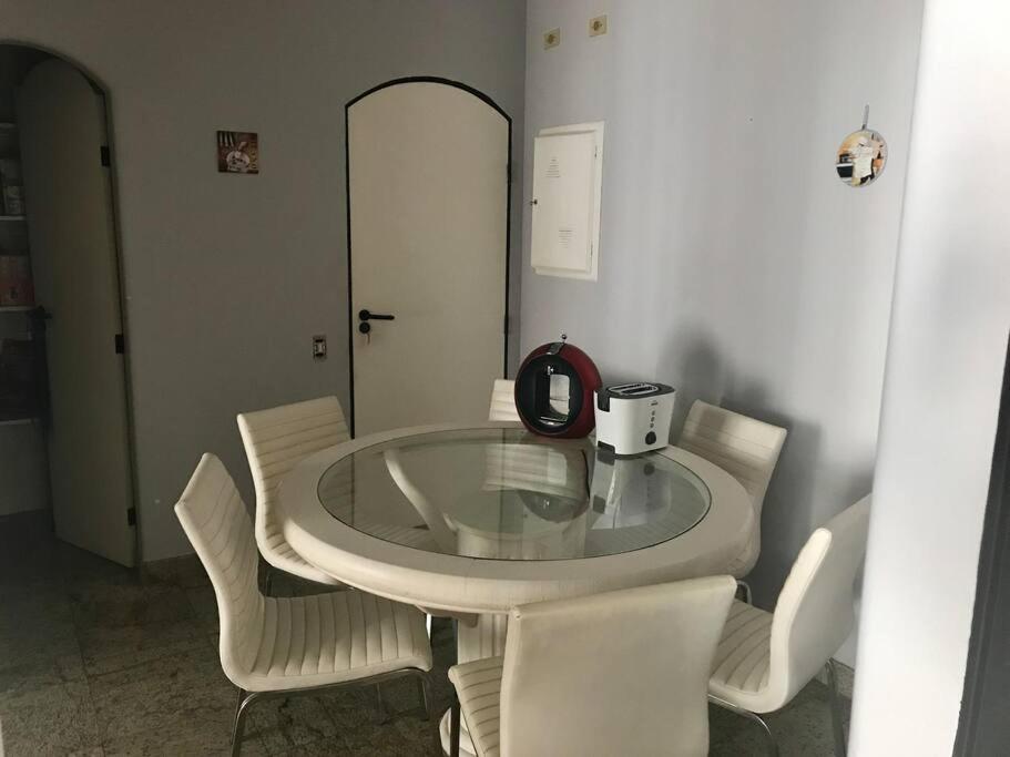 Amplo apartamento, moderno, ventilado, impecável.