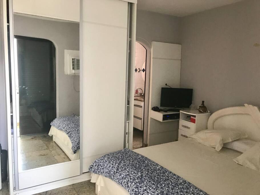 Amplo apartamento, moderno, ventilado, impecável.