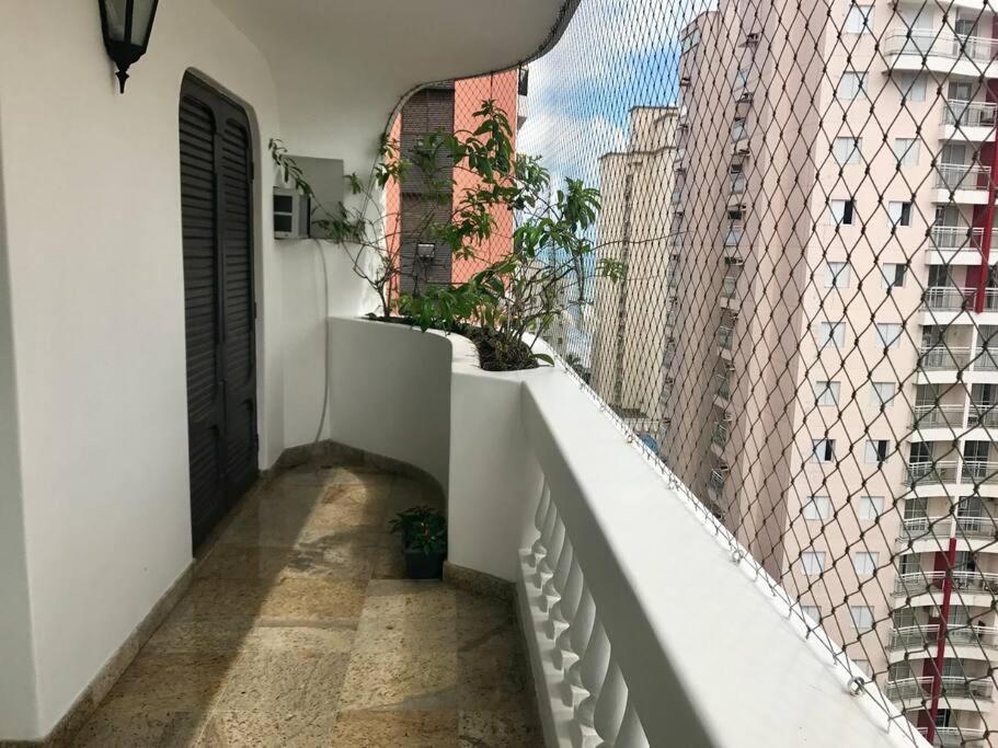 Amplo apartamento, moderno, ventilado, impecável.