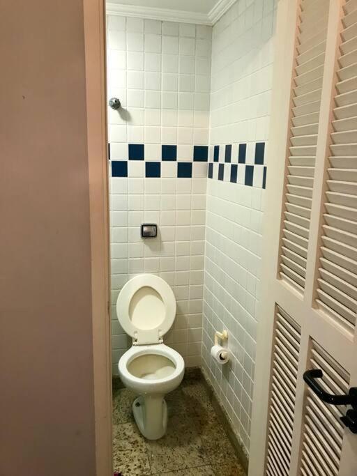 Amplo apartamento, moderno, ventilado, impecável.