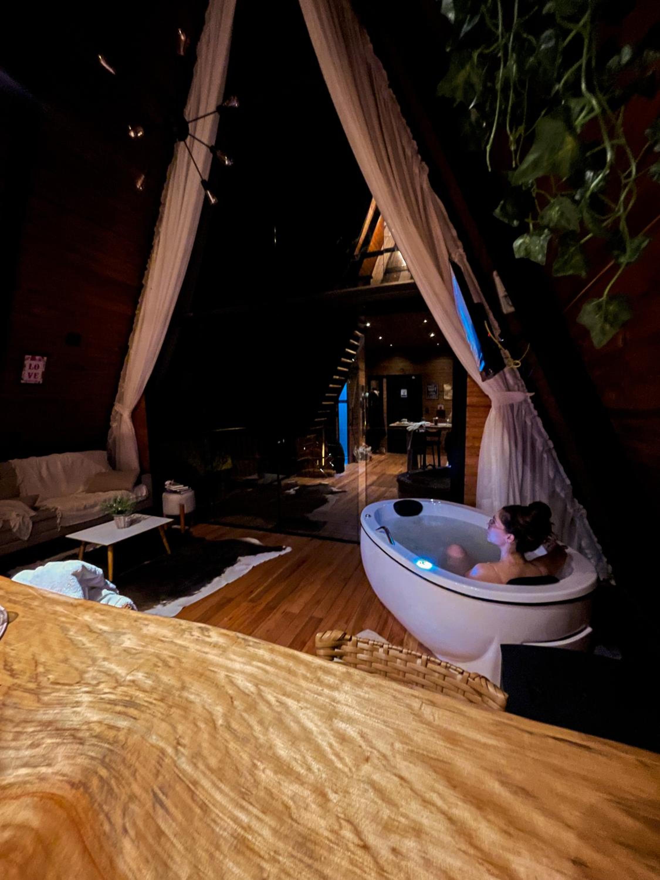 Cabana romântica com hidromassagem próx ao centro.