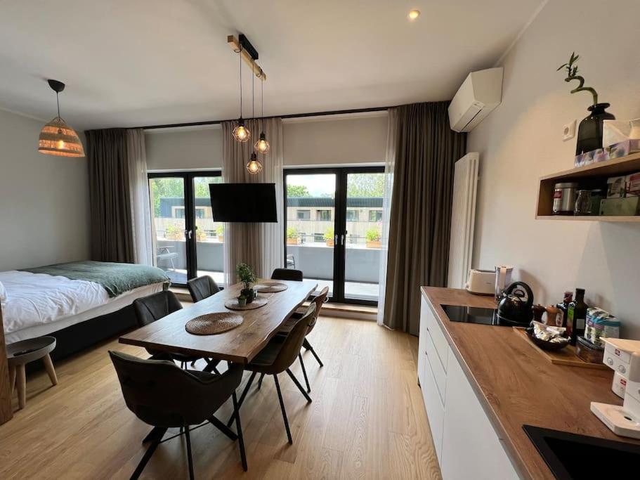 Nice Albatross apartment with a balcony by the sea view 4